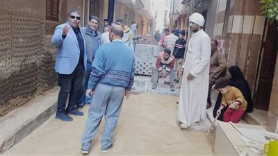 رئيس مركز سنورس بالفيوم يتفقد أعمال تركيب الإنترلوك بالشوارع 