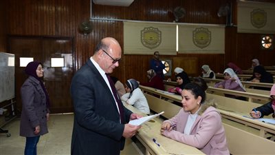 رئيس جامعة سوهاج يتفقد امتحانات كليتي العلوم والتربية النوعية