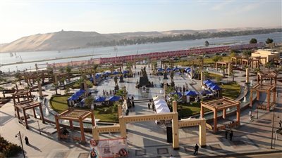 محافظ أسوان يتابع فعاليات معرض 