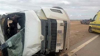 إصابة 8 أشخاص في حادث انقلاب سيارة بالطريق الأوسطي