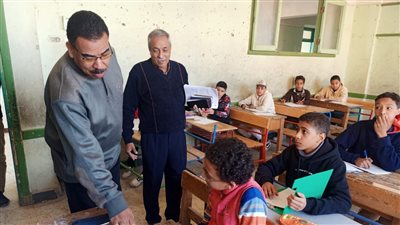 مدير تعليم قوص يتابع امتحانات الشهادة الإعدادية بمجمع الدكتور عبدالعزيز القوصى