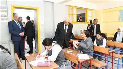 وزير التربية والتعليم ومحافظ الفيوم يتفقدان لجان امتحانات الشهادة الإعدادية 