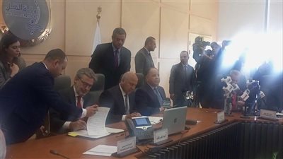 وزير النقل وسفير إيطاليا بمصر يوقعان اتفاقية تسيير خط الرورو بين البلدين.. صور 