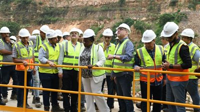 وزير الإسكان يشاهد تشغيل أول توربينة بمشروع سد ومحطة 