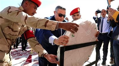 محافظ البحر الأحمر يضع إكليلًا من الزهور على قبر الجندي المجهول 