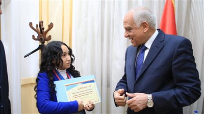 محافظ الجيزة يكرم طالبة لحصولها على المركز الأول ببطولة إنجلترا للخماسي الحديث