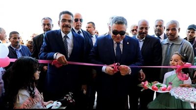 محافظ البحر الأحمر يفتتح مدرستين ويضع حجر الأساس لفندق سياحي بالغردقة