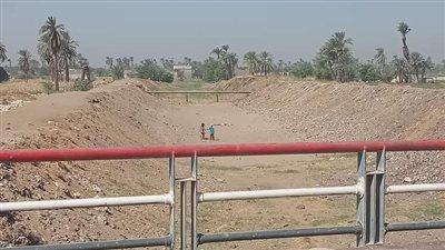 تطهير ورفع كفاءة مخرات السيول بالمنيا 