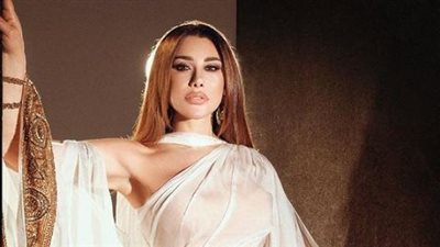 نجوى كرم تبهر شرطة الموضة بالأبيض في حفل joy awards