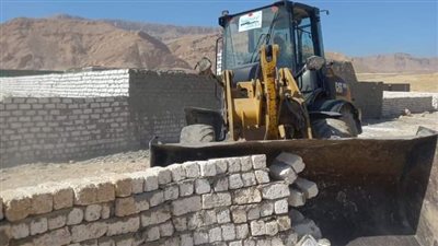 إزالة فورية لحالة تعدى بقرية المحروسة بقنا