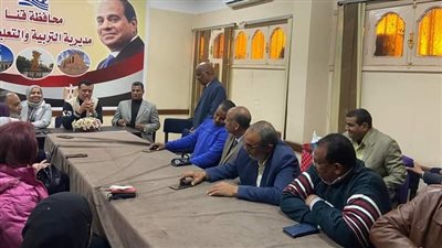 وكيل تعليم قنا يكرم مدير التعليم المجتمعى بالمديرية 