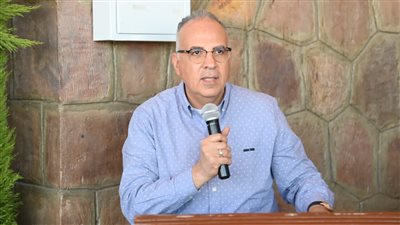 وزير الري يكرم عاملين شاركوا فى بناء السد العالى 