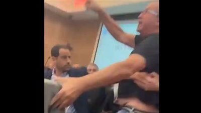 أهالي الأسرى الإسرائيليين يقتحمون الكابينيت.. فيديو