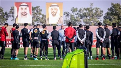 الخطيب يجتمع باللاعبين على هامش مران اليوم بالإمارات