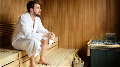 رجال ممنوعون من دخول الساونا وحمامات البخار.. طبيب أمراض الجهاز البولي يحذر