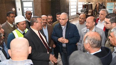 وزير الري يتفقد محطة كهرباء السد العالي وماكينة الجسات ومخازن الهيئة 