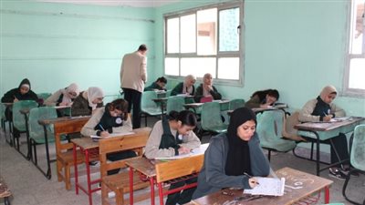 طلاب الإعدادية يؤدون امتحان الهندسة بالإسماعيلية 