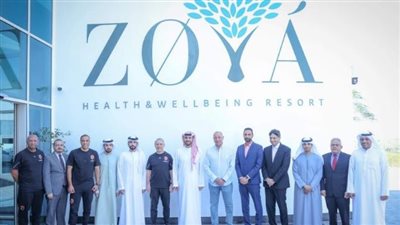 الخطيب يستقبل المدير العام للتنمية السياحية بعجمان ويهديه درع وعلم الأهلي