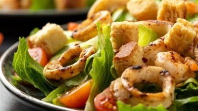 يحارب التوتر.. حضري سلطة الكاليماري المشوي