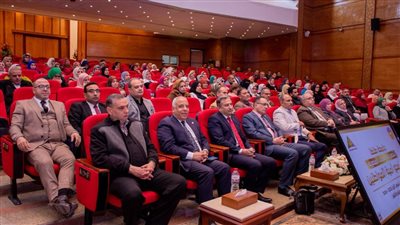 رئيس جامعة طنطا يكرم عمداء ووكلاء الكليات المشاركة في محو الامية