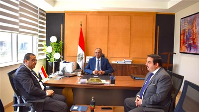 نائب وزير الإسكان يناقش مع ممثلي شركة المقاولون العرب أداء محطات مياه الشرب والصرف 
