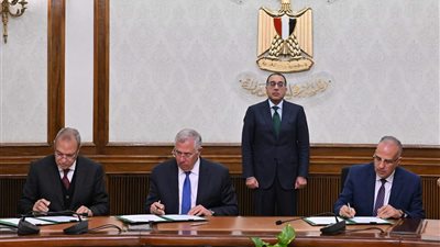 رئيس الوزراء يشهد توقيع بروتوكول الاستثمار المشترك لشاليهات قرية 