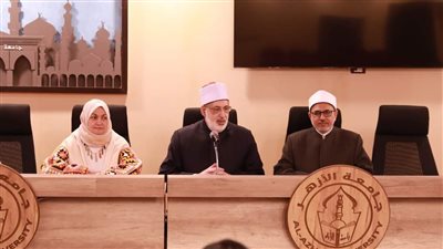 قيادات الأزهر يكرمون المشاركين في برنامج تعزيز كوادر علماء إندونيسيا