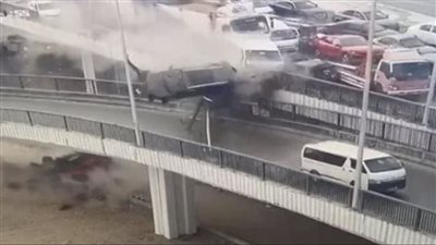 لحظة سقوط عدد من السيارات من أعلى الطريق الدائري.. حادث صعب