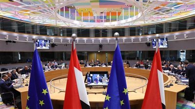 المشاط والمفوض الأوروبي لسياسات الجوار يؤكدان عمق العلاقات المصرية-الأوروبية