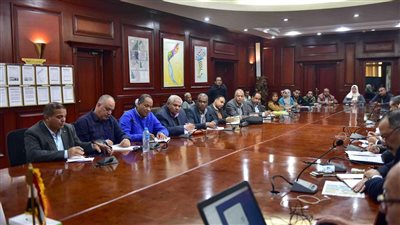 محافظ الأقصر يبحث موقف تعارضات القطار الكهربائي السريع مع المرافق العامة 