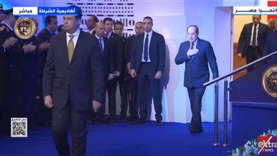 الرئيس السيسي يحيي رجال الشرطة: 