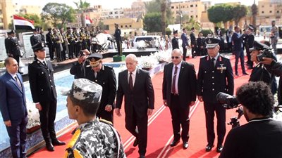 محافظ الأقصر ومدير الأمن يضعان إكليل الزهور على النصب التذكاري للشهداء 