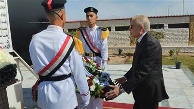 محافظ جنوب سيناء يضع إكليلا من الزهور على النصب التذكارى للشهداء