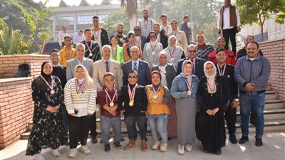 رئيس جامعة أسيوط يستعرض تقريرًا حول أنشطة وفعاليات مركز رعاية الطلاب ذوى الإعاقة