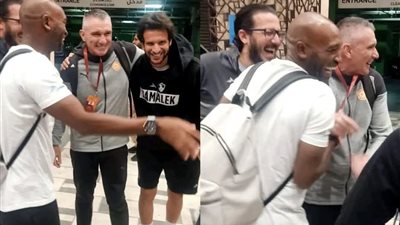 وصول فريق الزمالك إلى ملعب ال نهيان استعدادا للقاء أم صلال 