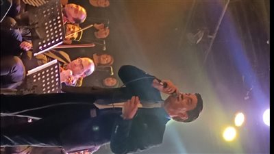 ذكريات وعلشان خاطري.. حلمي عبد الباقي يتألق فى حفل كامل العدد بالساقية