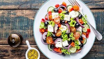 غنية بالألياف.. طريقة عمل سلطة يونانية بالحمص