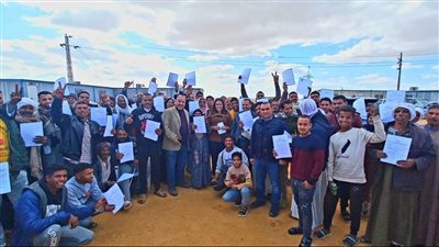   تسليم التعويضات للأهالي أصحاب الأراضي المتعارضة مع مسار مشروع شبكة القطار الكهربائي السريع بوادي النطرون 