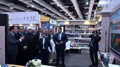 رئيس الوزراء يتفقد جناح مركز المعلومات بمعرض القاهرة الدولي للكتاب