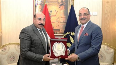 محافظ أسوان يقدم التهنئة لمدير الأمن  بمناسبة عيد الشرطة الـ 72