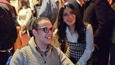 مني زكي تلبي طلب شاب من ذوي الهمم وتلتقط صورة برفقته بالعرض الخاص لرحلة ٤٠٤