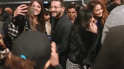 أحمد حلمي يشارك النجمة منى زكي العرض الخاص لفيلم 404.. شاهد 