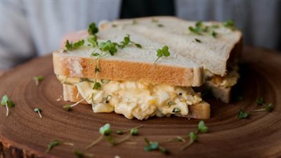 فطار صحي.. طريقة عمل ساندوتش سلطة البيض بالمايونيز