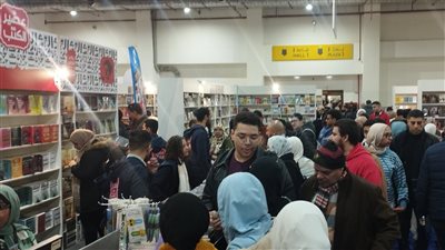 معرض القاهرة الدولي للكتاب يفتح أبوابه.. إقبال جماهيري كبير في أول أيام الدورة الـ55