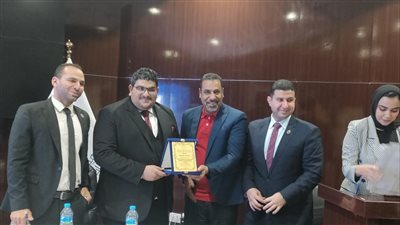 هيئة الرعاية الصحية تكرم محمد جمعه الصحفي بجريدة الوفد  