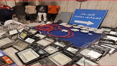 ضبط تشكيل عصابي لسرقة اللافتات المعدنية للطرق العامة