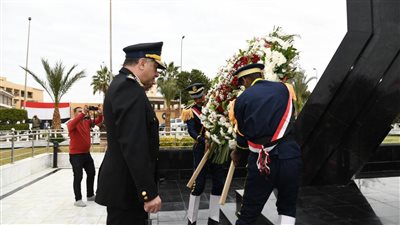 محافظ الفيوم ومدير الأمن والمستشار العسكري يضعون إكليلاً من الزهور على النصب التذكاري لشهداء الشرطة