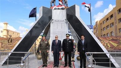 محافظ الشرقية ومدير الأمن يضعان إكليلاً من الزهور على النصب التذكاري لشهداء الشرطة