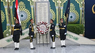 محافظ الغربية يضع إكليلاً من الزهور على النصب التذكاري للشهداء