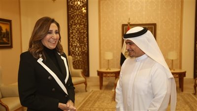 وزيرة الثقافة تلتقي رئيس هيئة الشارقة للكتاب ويهديها آخر إصدارات حاكم الشارقة